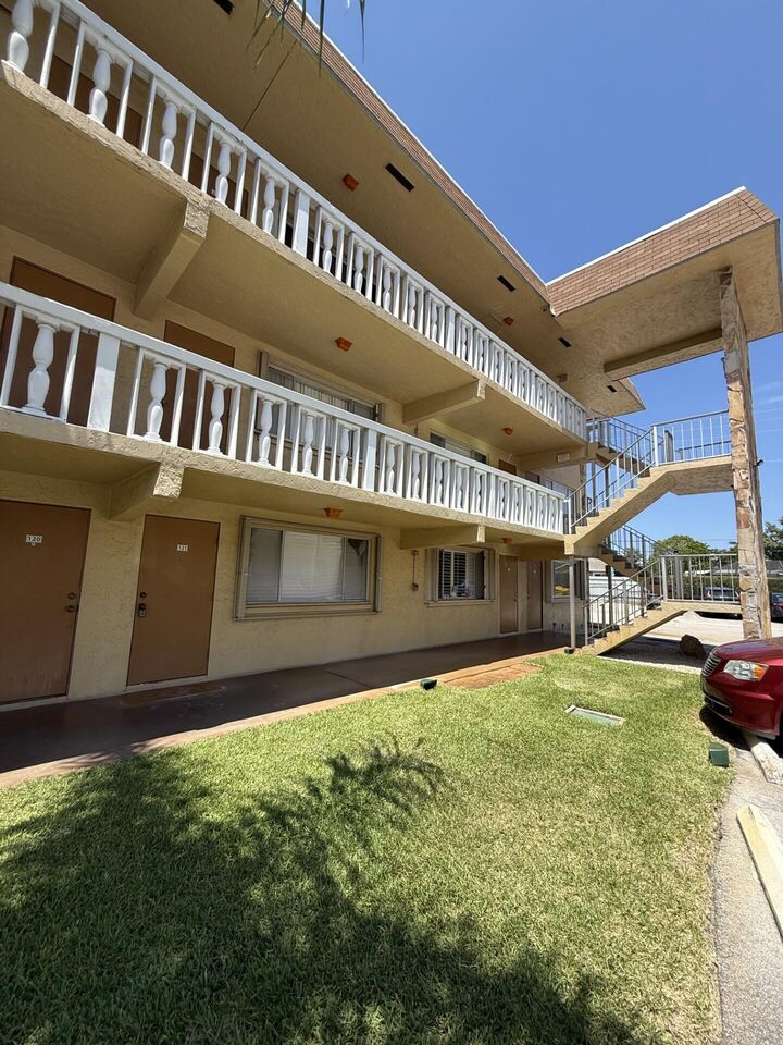 Property Photo:  600 Village Green Court 121  FL 33461 