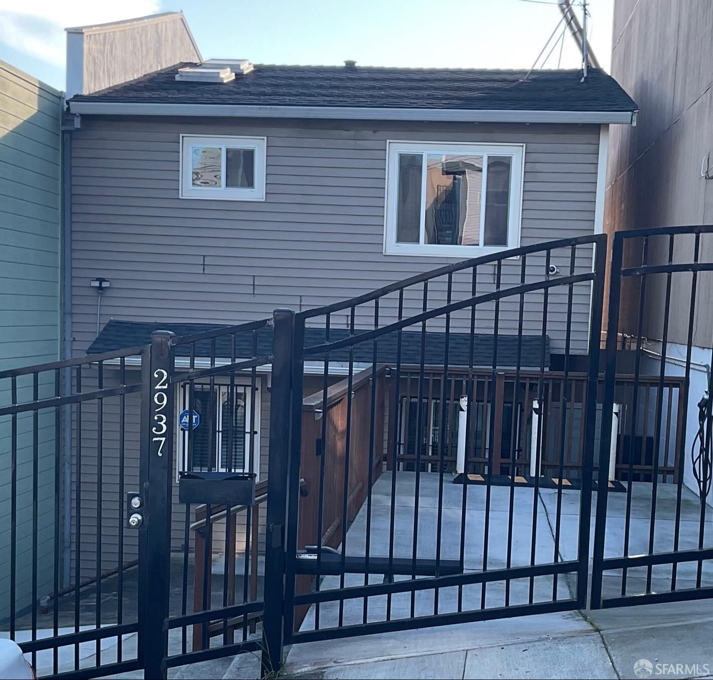 Property Photo: 2937 Griffith Street CA 94124