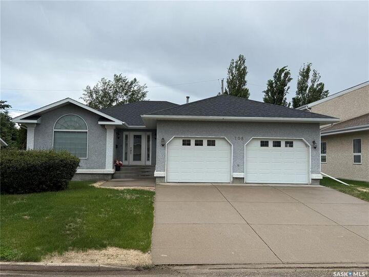 708 Adamson Crescent — photo 1