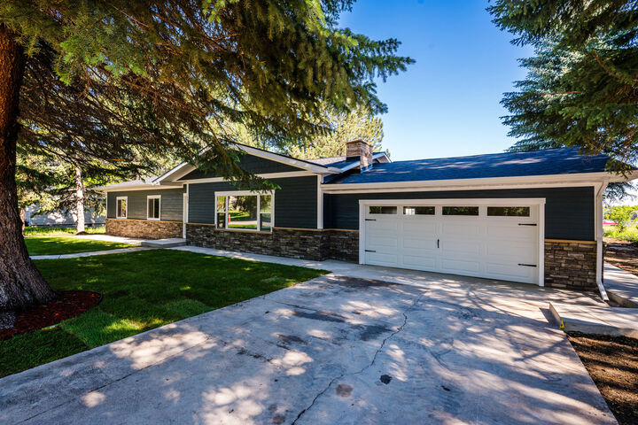 Property Photo:  1039 E 2nd Avenue  WY 82801 