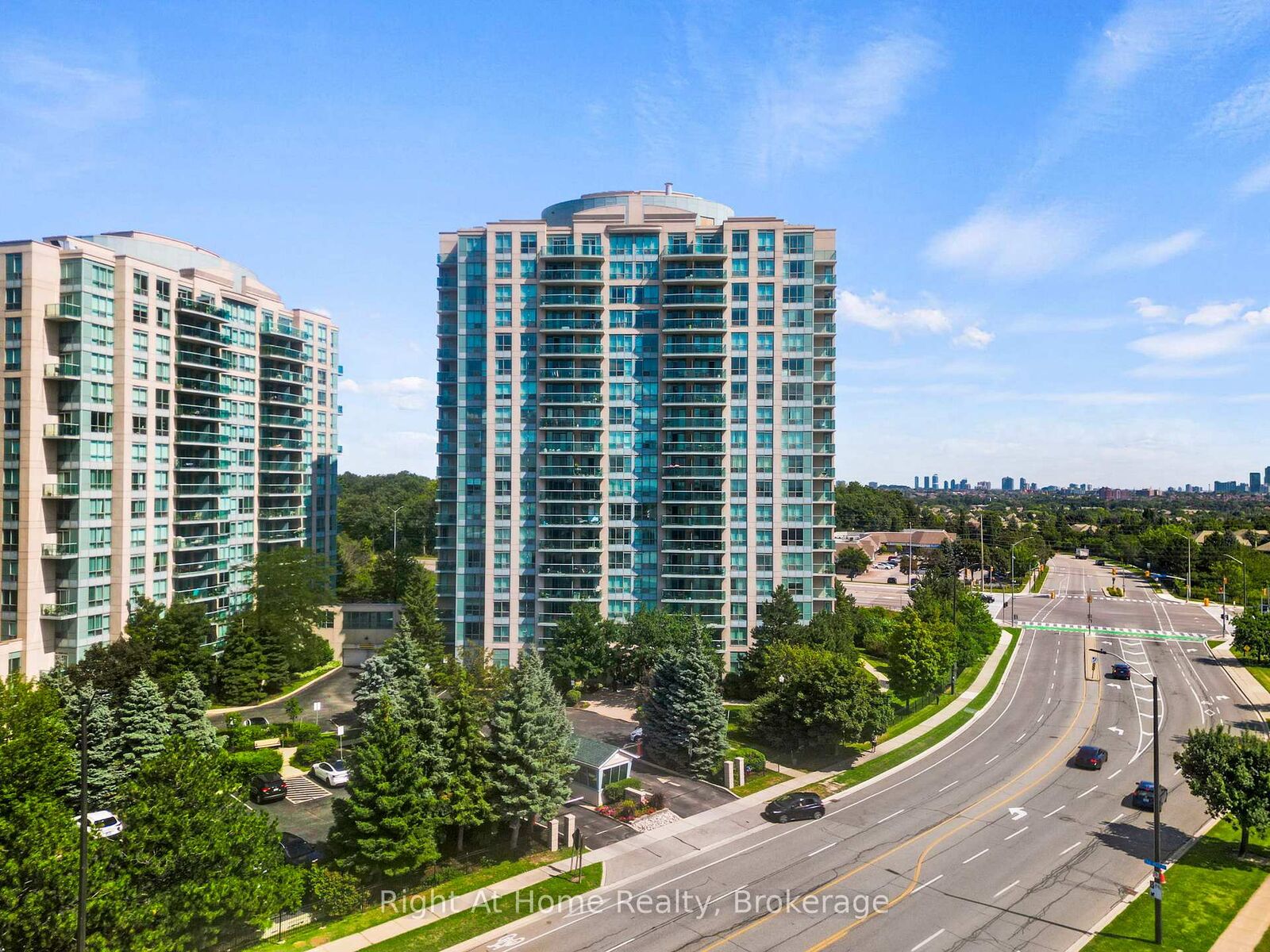 Property Photo:  2545 Erin Centre Boulevard 1611  ON L5M 6Z9 