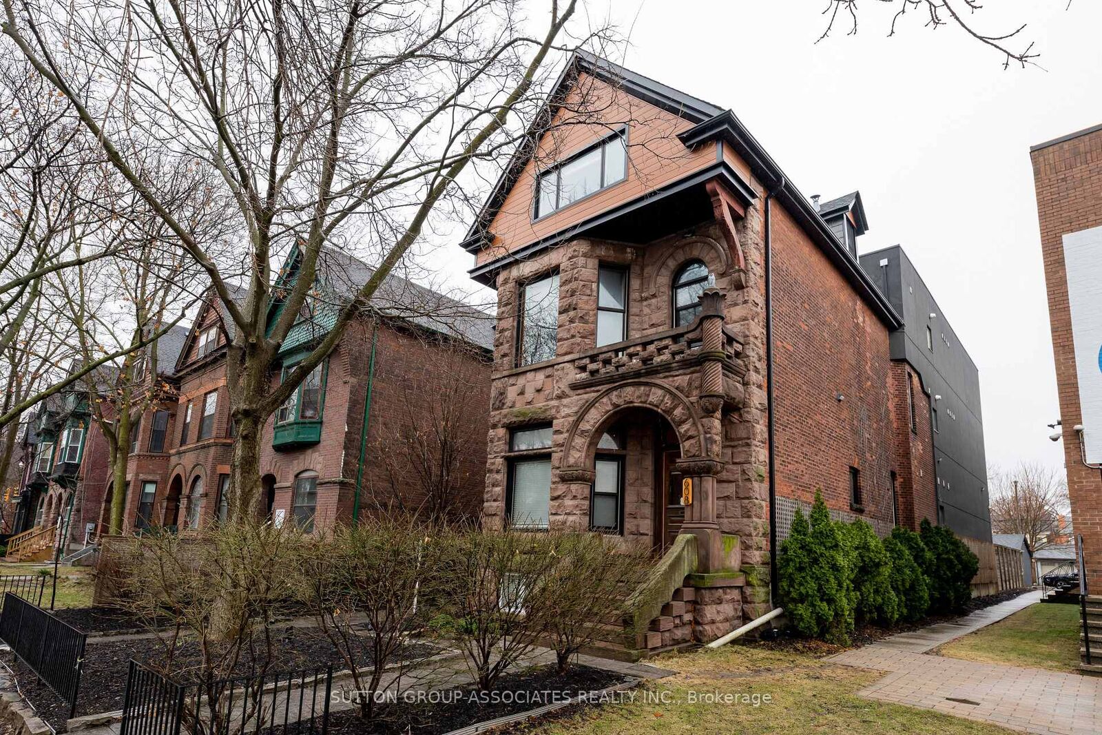 Property Photo: 608 Spadina Avenue 1 ON M5S 2H4