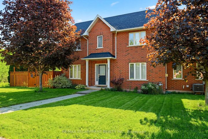 Property Photo: 1745 Creek Way 7 ON L7L 7E1