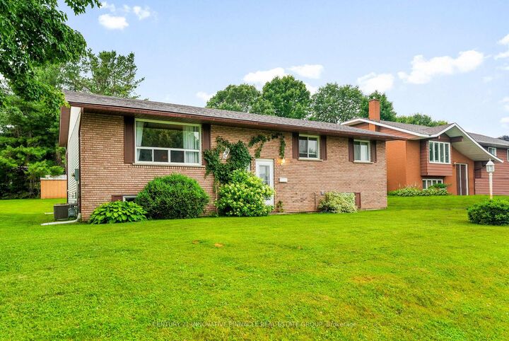 594 Herbert Street E — photo 1