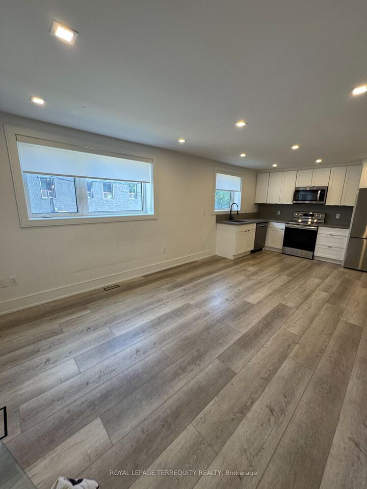 Property Photo:  200 Munro Street 2  ON M4M 2C2 