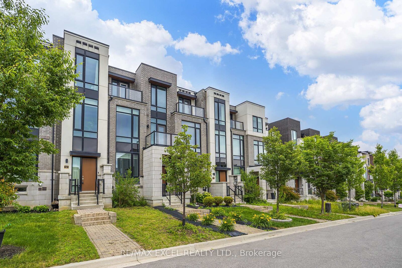 Property Photo:  42 Aylin Crescent  ON L6A 4Z8 