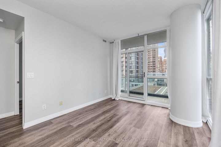 Property Photo:  223 Webb Drive 911  ON L5B 0E8 