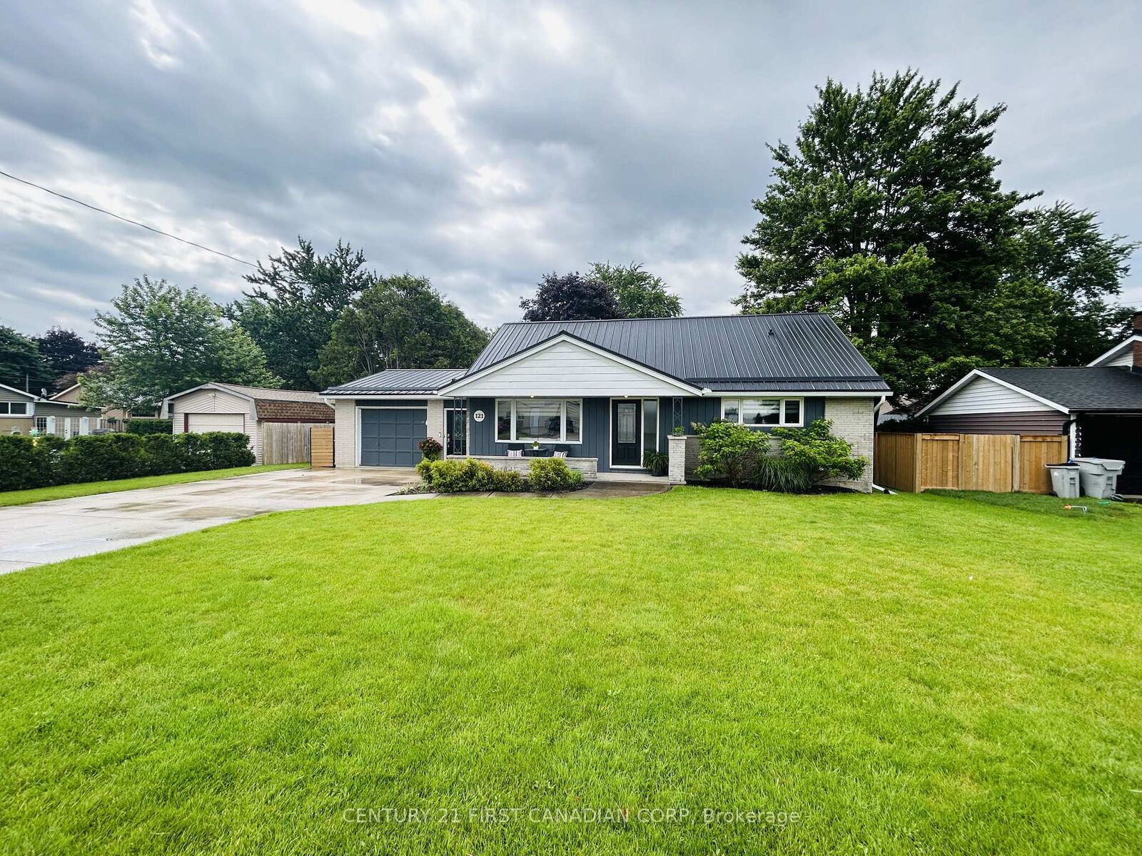 Property Photo:  121 Wellington Street W  ON N0M 1S2 