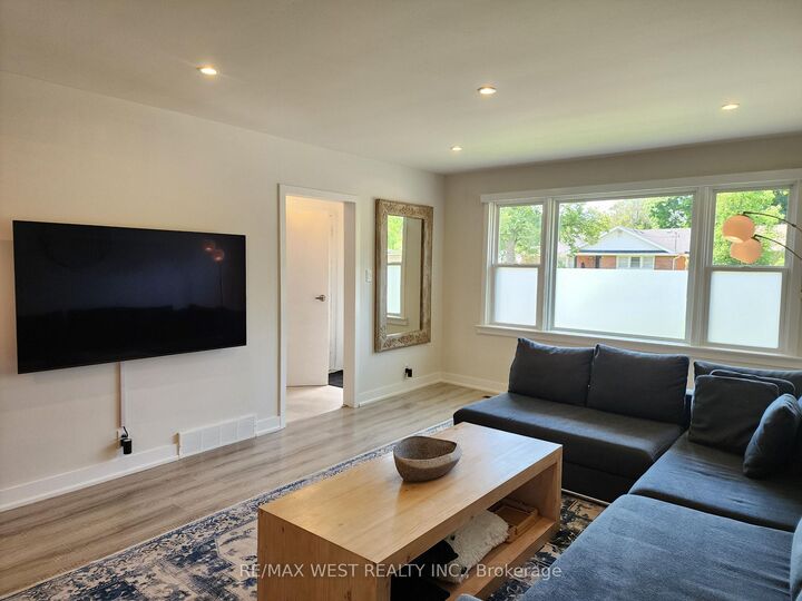 Property Photo:  835 Hortop Street Main  ON L1G 4N8 
