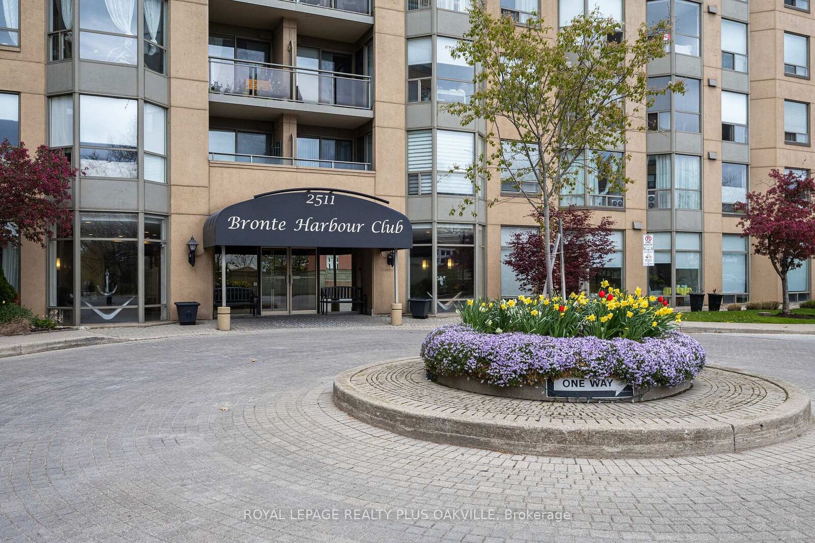 Property Photo:  2511 Lakeshore Road W 311  ON L6L 6L9 