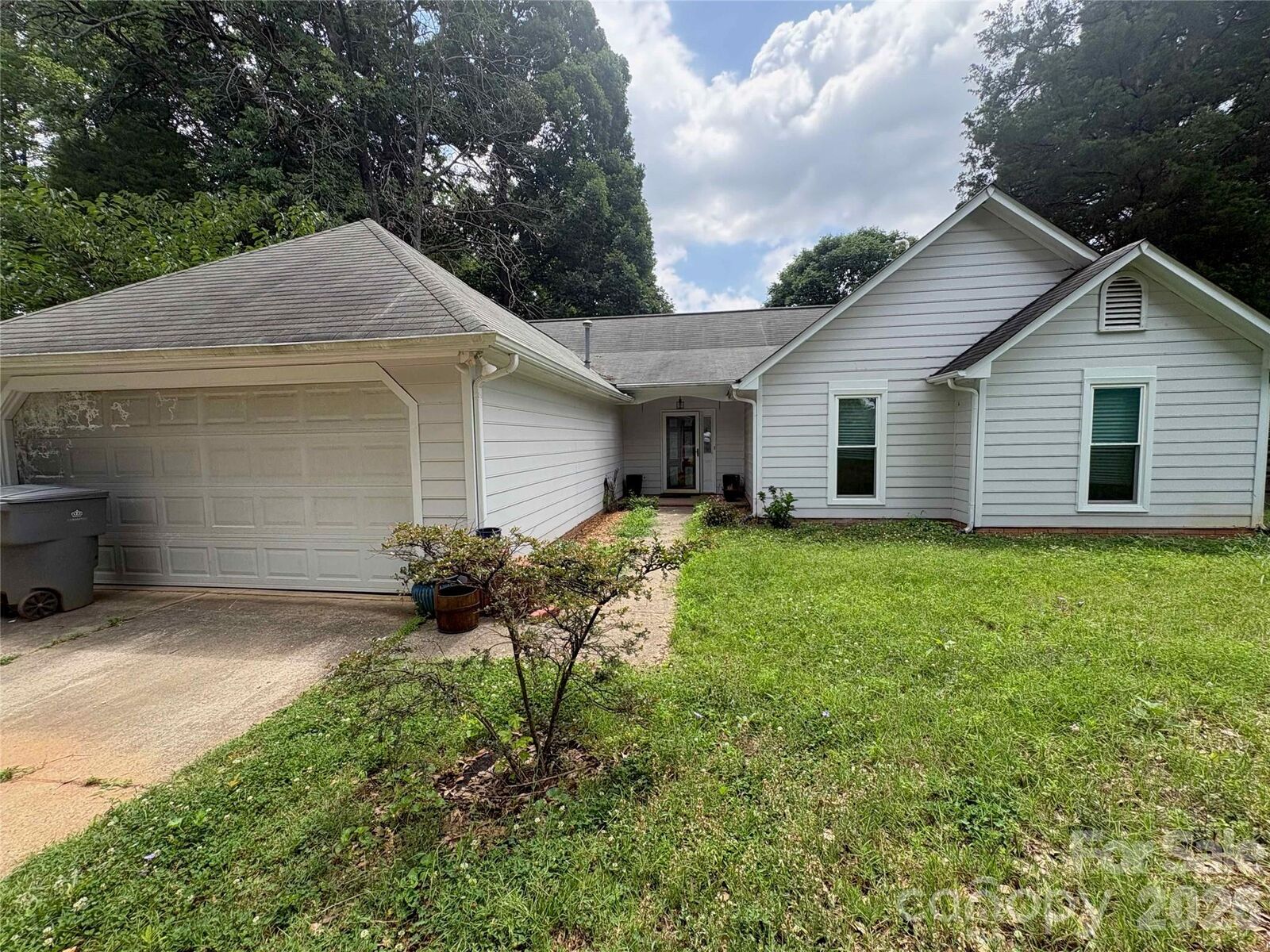 Property Photo: 8410 Gidleigh Court NC 28216