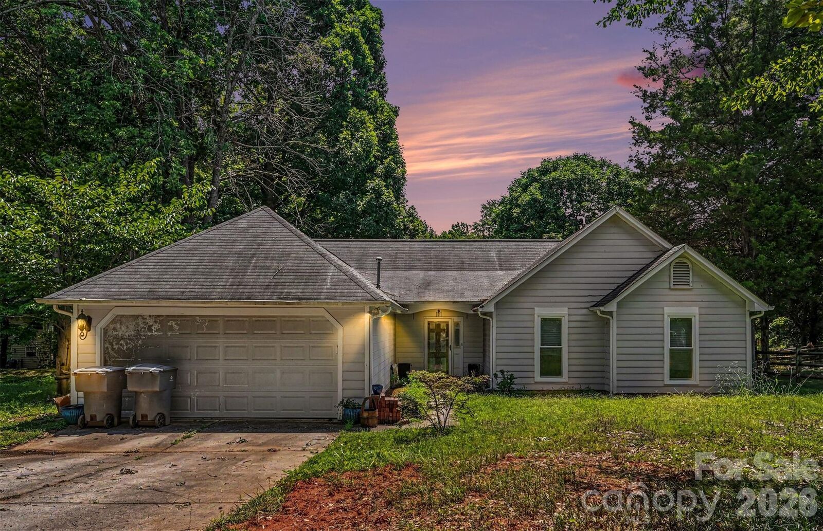 Property Photo:  8410 Gidleigh Court  NC 28216 