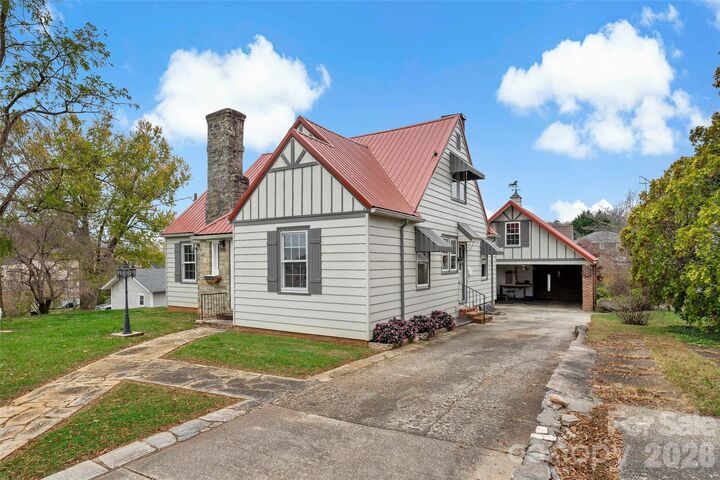 Property Photo:  141 N Madison Street  NC 28752 