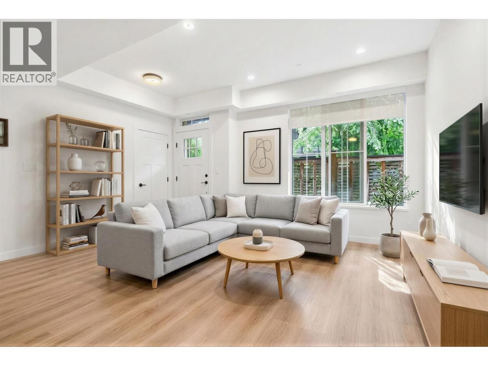 Property Photo: 237 Ridgeway Avenue 6 BC V7L 0H6