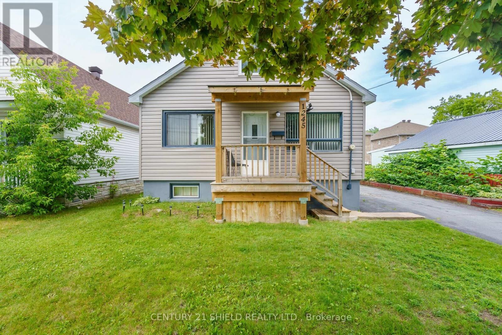 Property Photo:  1245 Notre Dame Street West  ON K6J 4Y7 