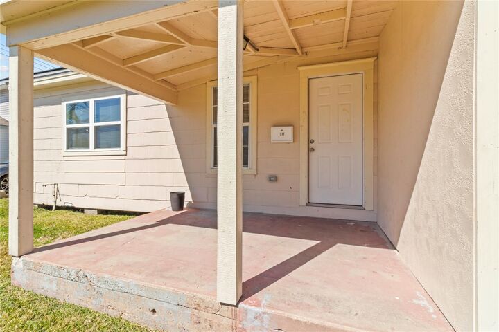 Property Photo: 319 E B Street TX 77571