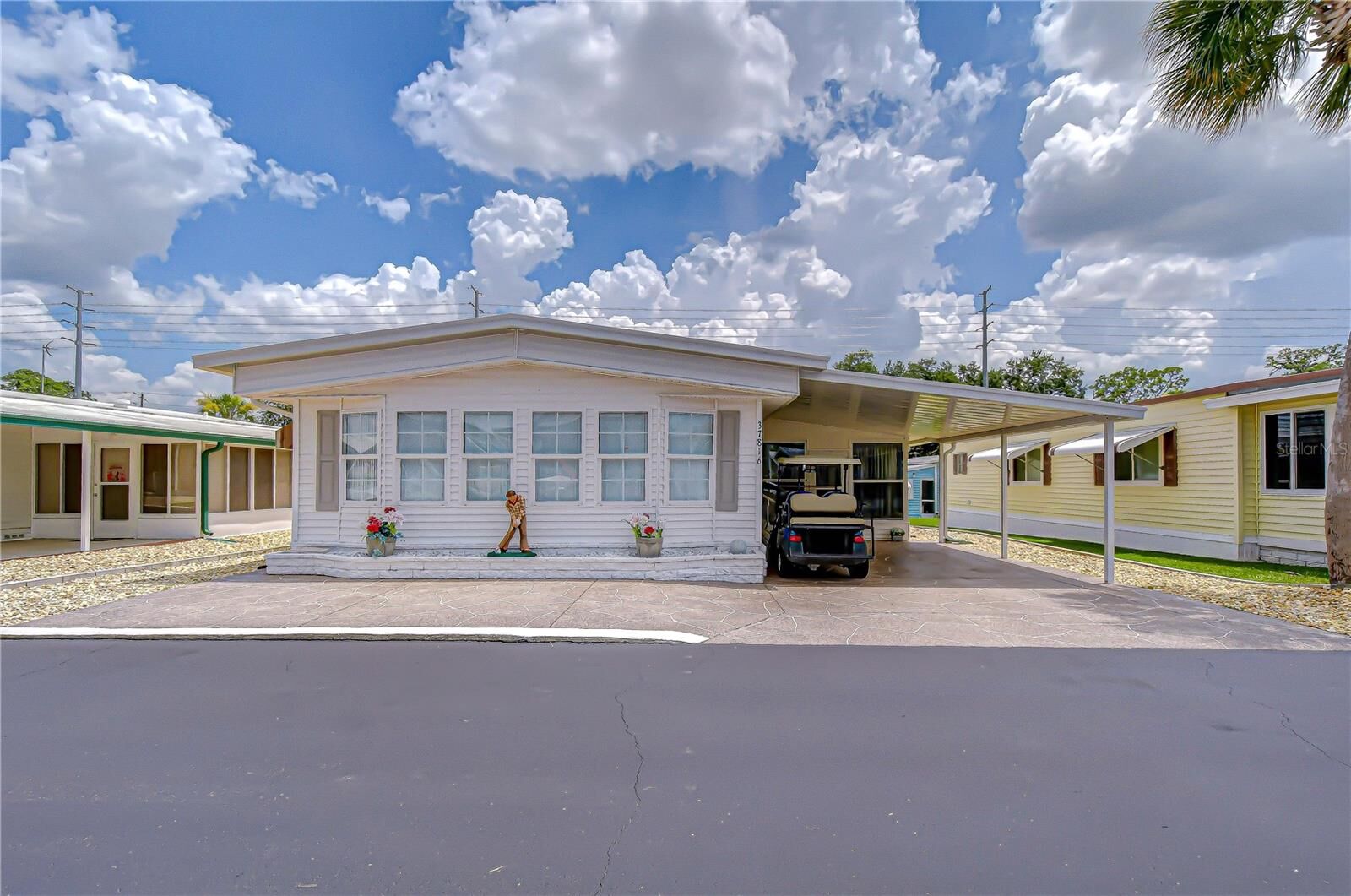 Property Photo: 37816 Barcelona Avenue FL 33541