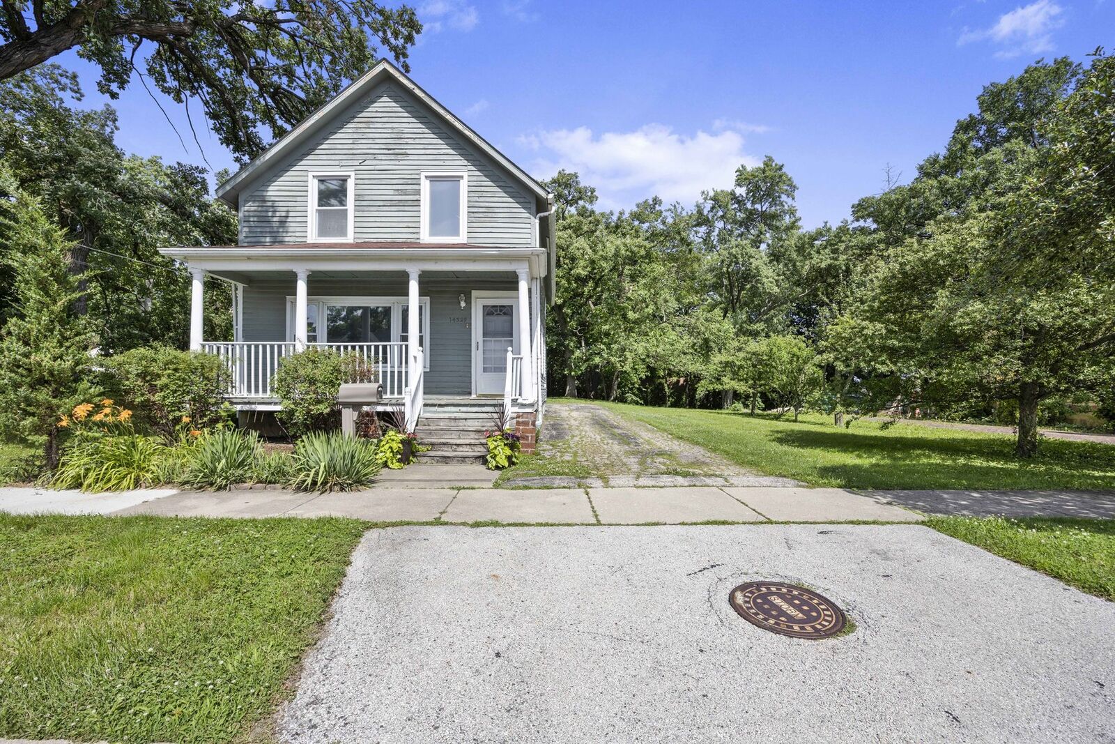 Property Photo: 14329 S Beacon Avenue IL 60462