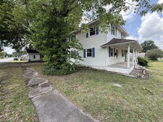 Property Photo:  1110 E Oak Street  IL 62896 