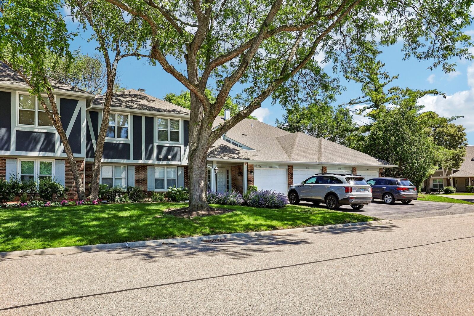Property Photo: 1307 Cromwell Court 1307 IL 60061