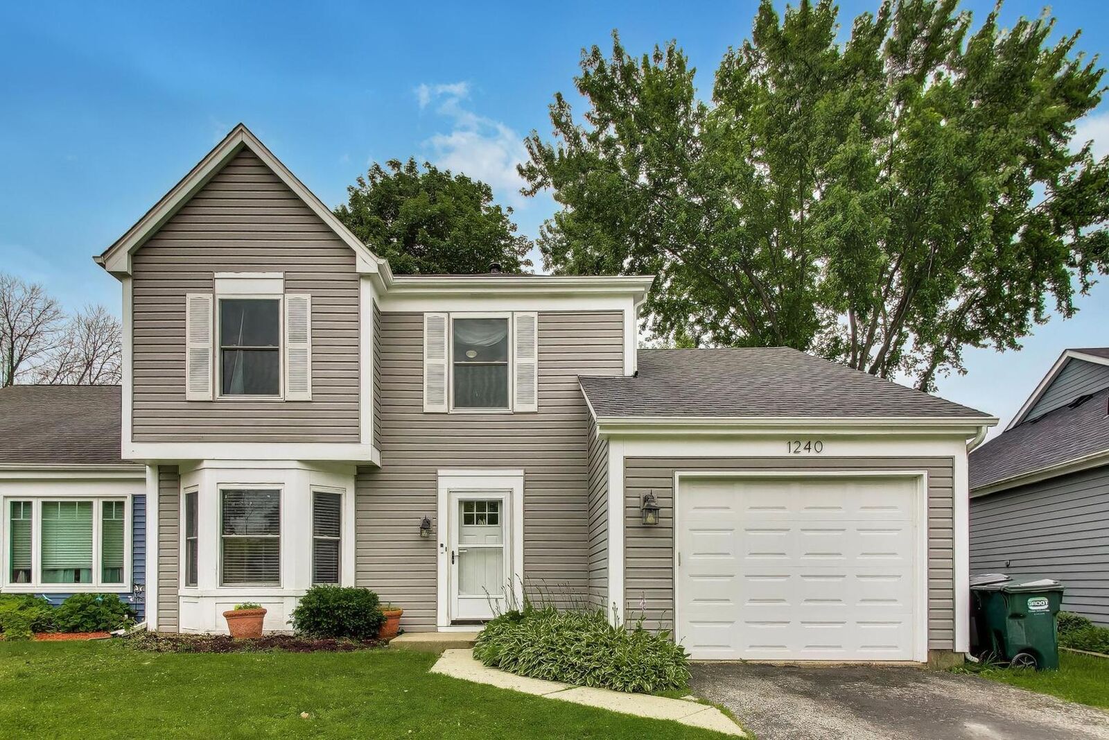 Property Photo:  1240 Huntington Drive  IL 60060 