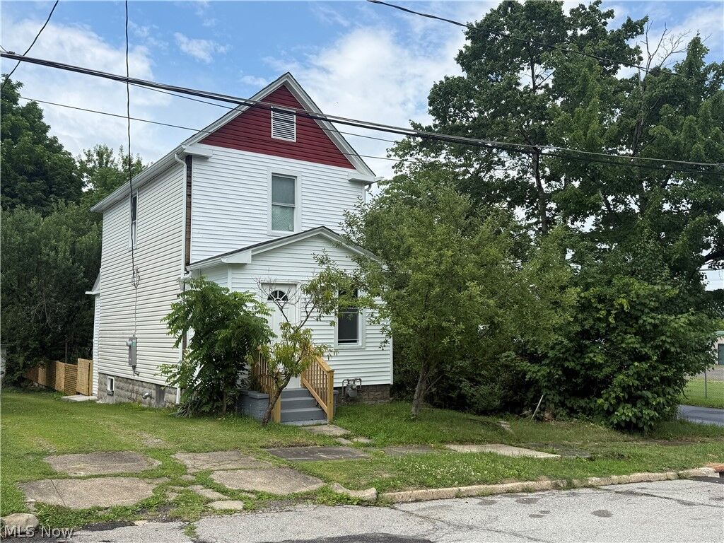 Property Photo: 1504 Manhattan Avenue OH 44509