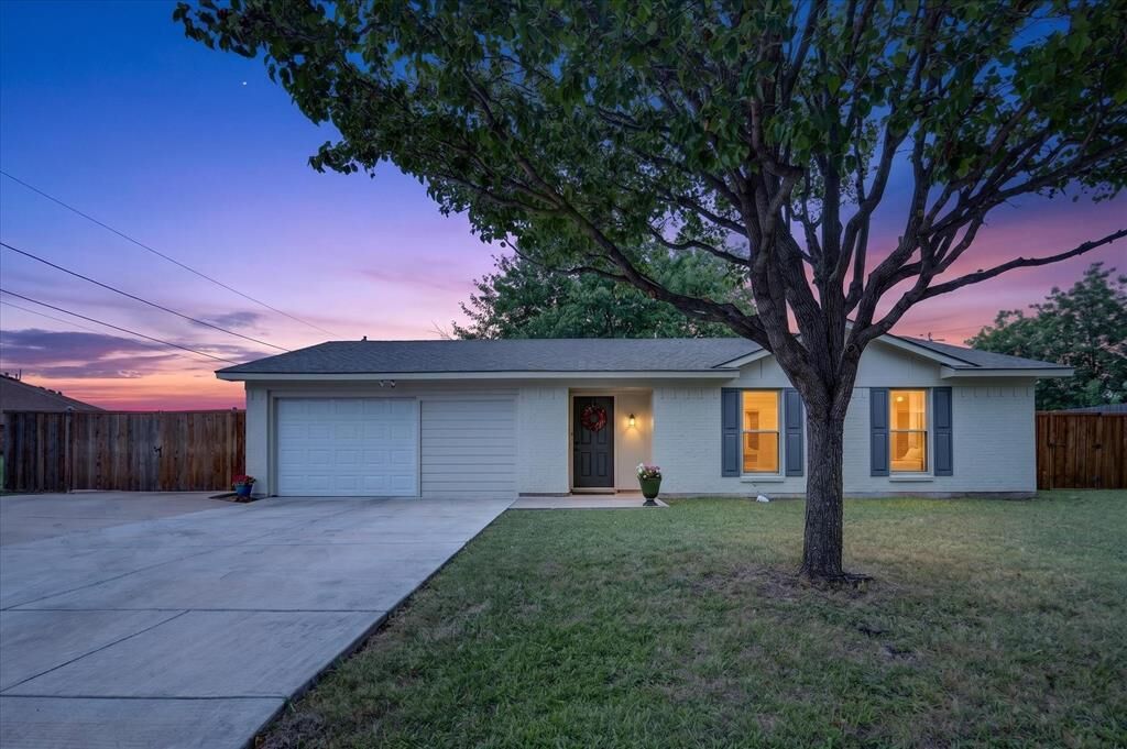Property Photo: 6200 Lalagray Lane TX 76148