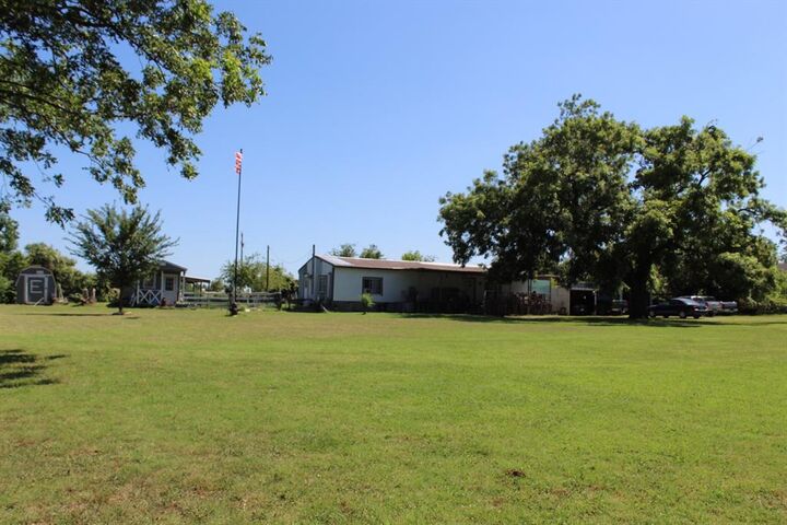 Property Photo: 118 Rommel Court TX 76082
