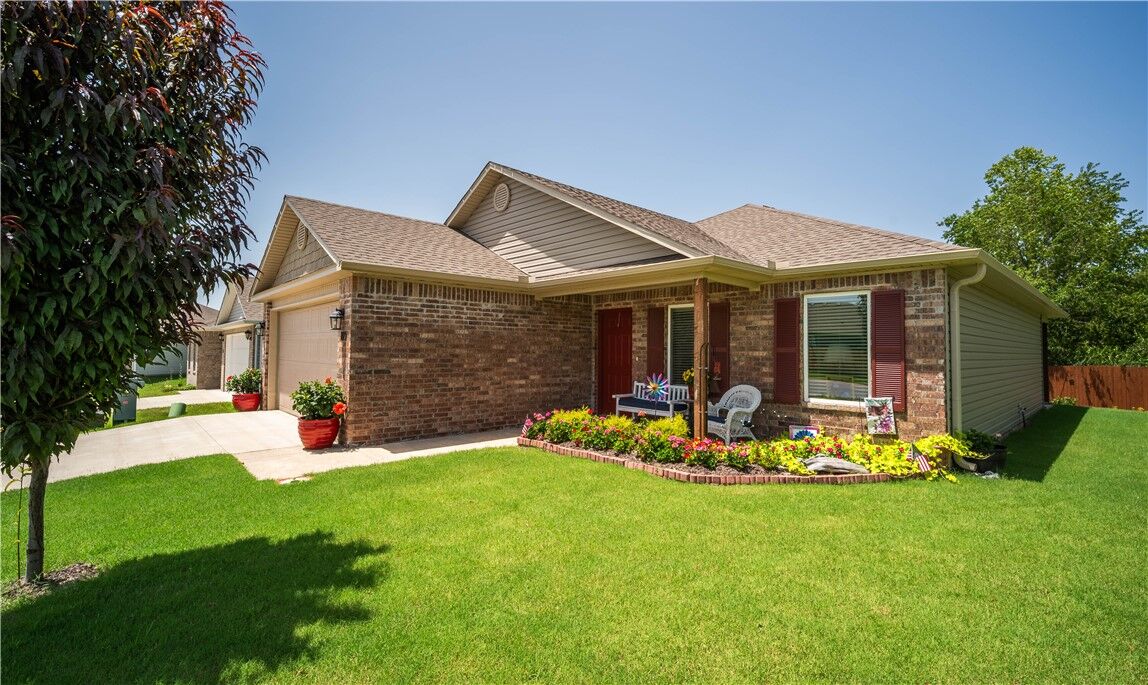 Property Photo: 109 W Gillian Avenue AR 72758