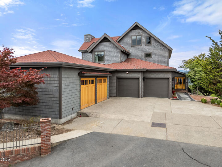 Property Photo: 928 W Woodside Street OR 97527
