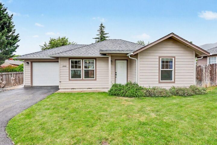 Property Photo:  1003 SE Grandview Avenue  OR 97527 