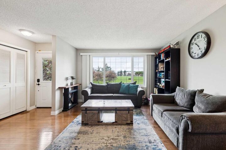 Property Photo:  4387 Dovercrest Drive SE  AB T2B 1Y3 