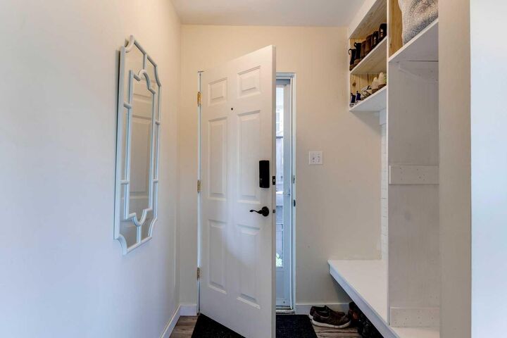 Property Photo:  1333 Rosehill Drive NW  AB T2K 1M3 