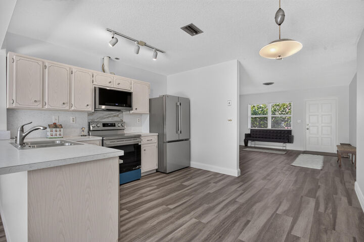 Property Photo: 860-870 NE 23rd Avenue 1-2 FL 33062