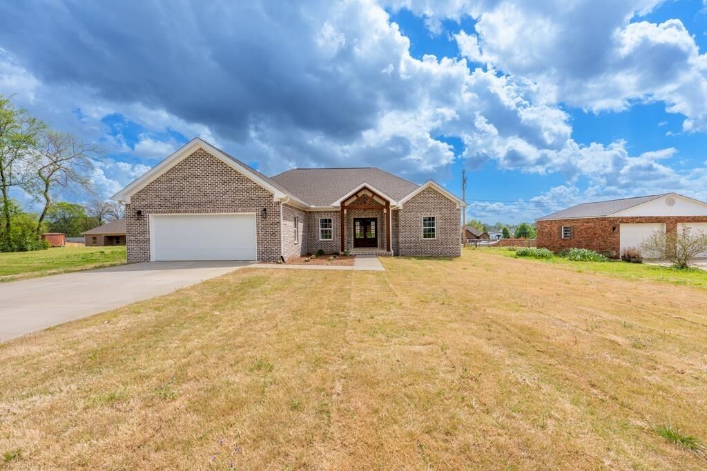 Property Photo: 806 Grand Ave AL 35661
