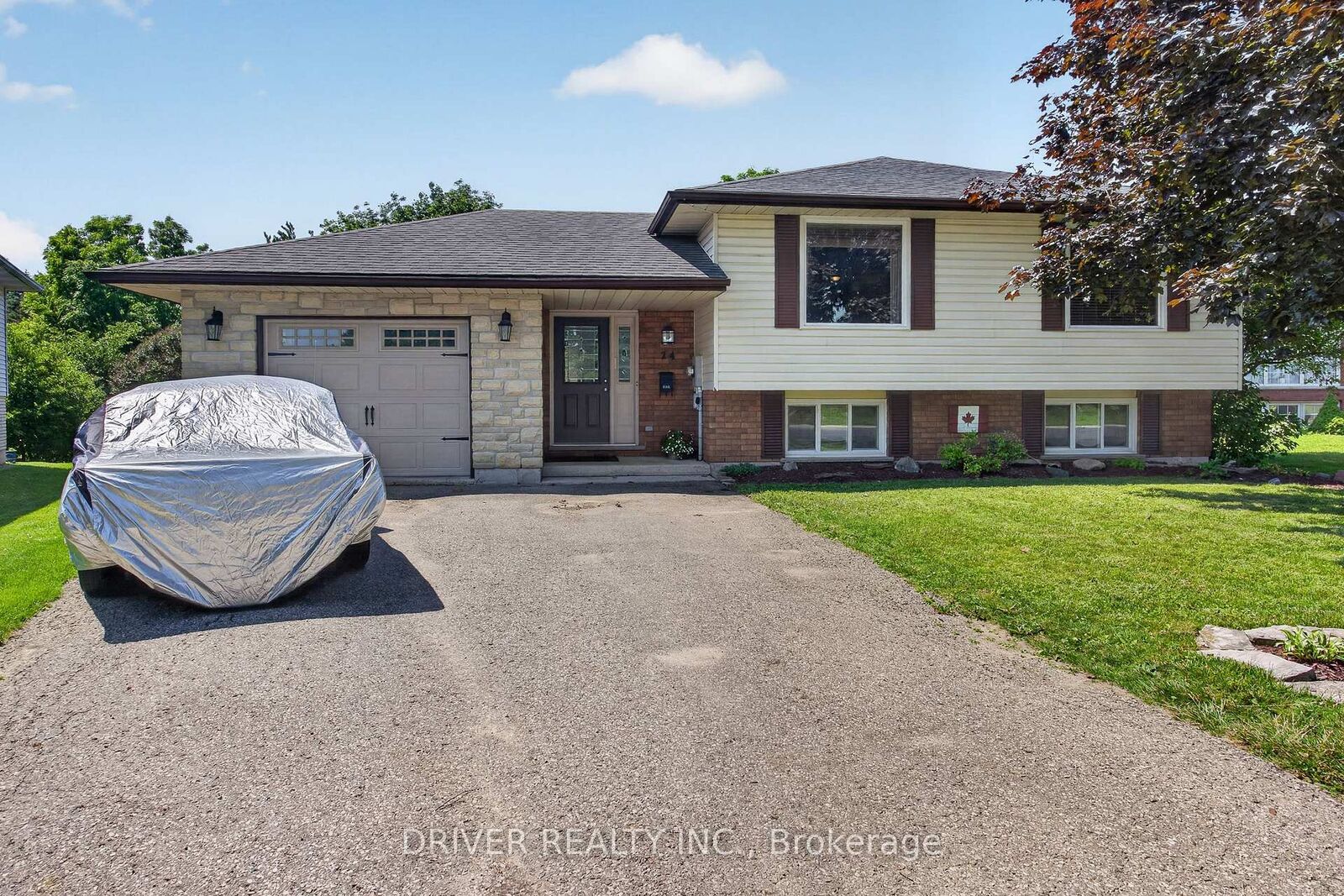 Property Photo:  24 Hawthorne Crescent  ON N5H 3C3 