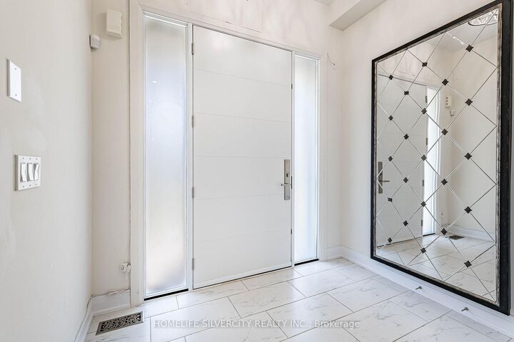 Property Photo: 33 Rainbrook Close ON L6R 0Y9