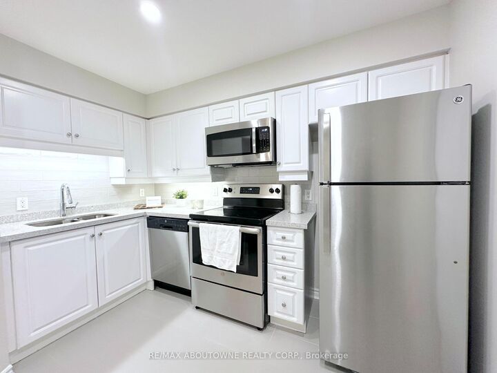 Property Photo: 17 Brookbanks Drive 104 ON M3A 3R9