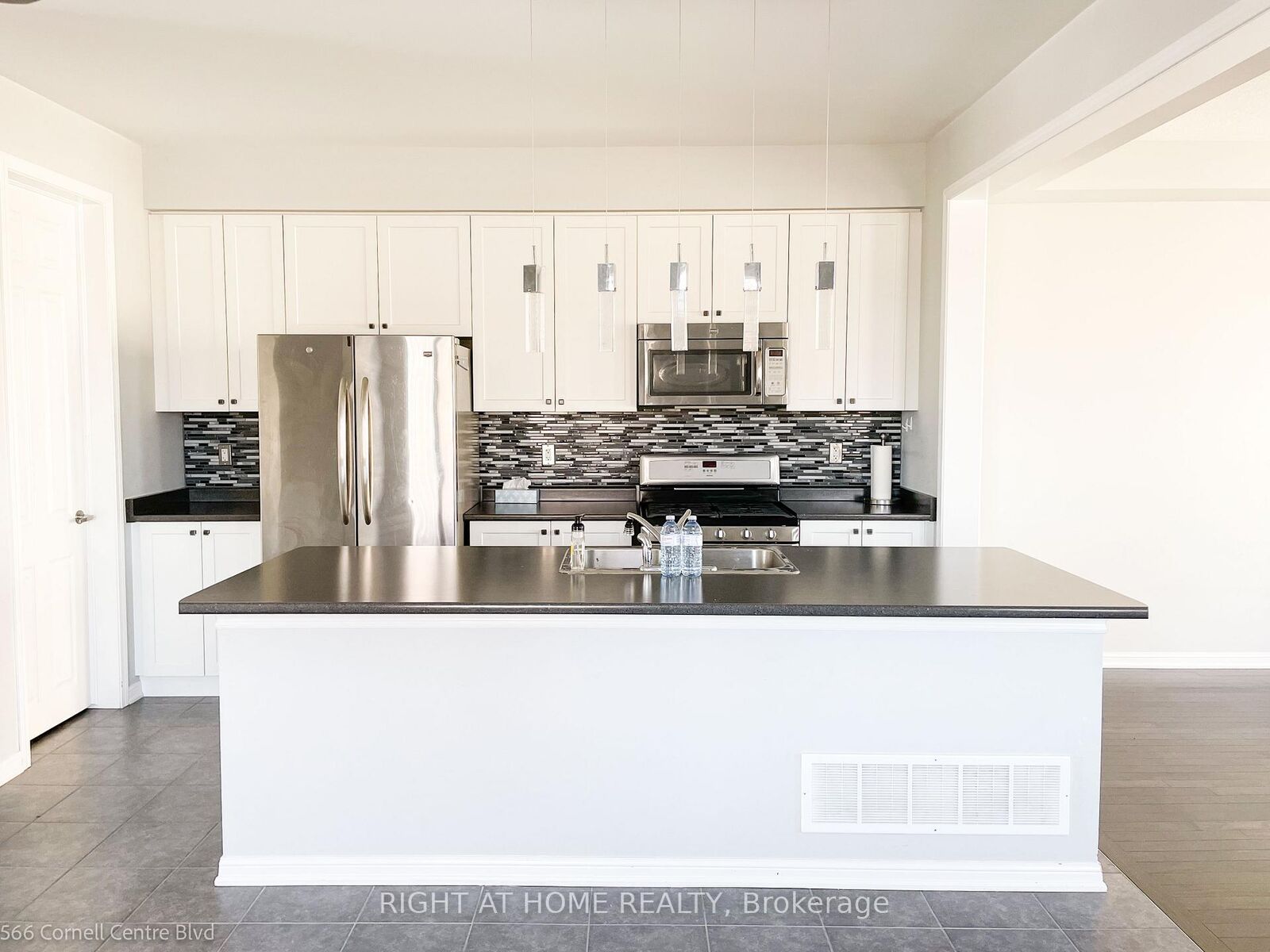Property Photo:  566 Cornell Centre Boulevard  ON L6B 1M1 
