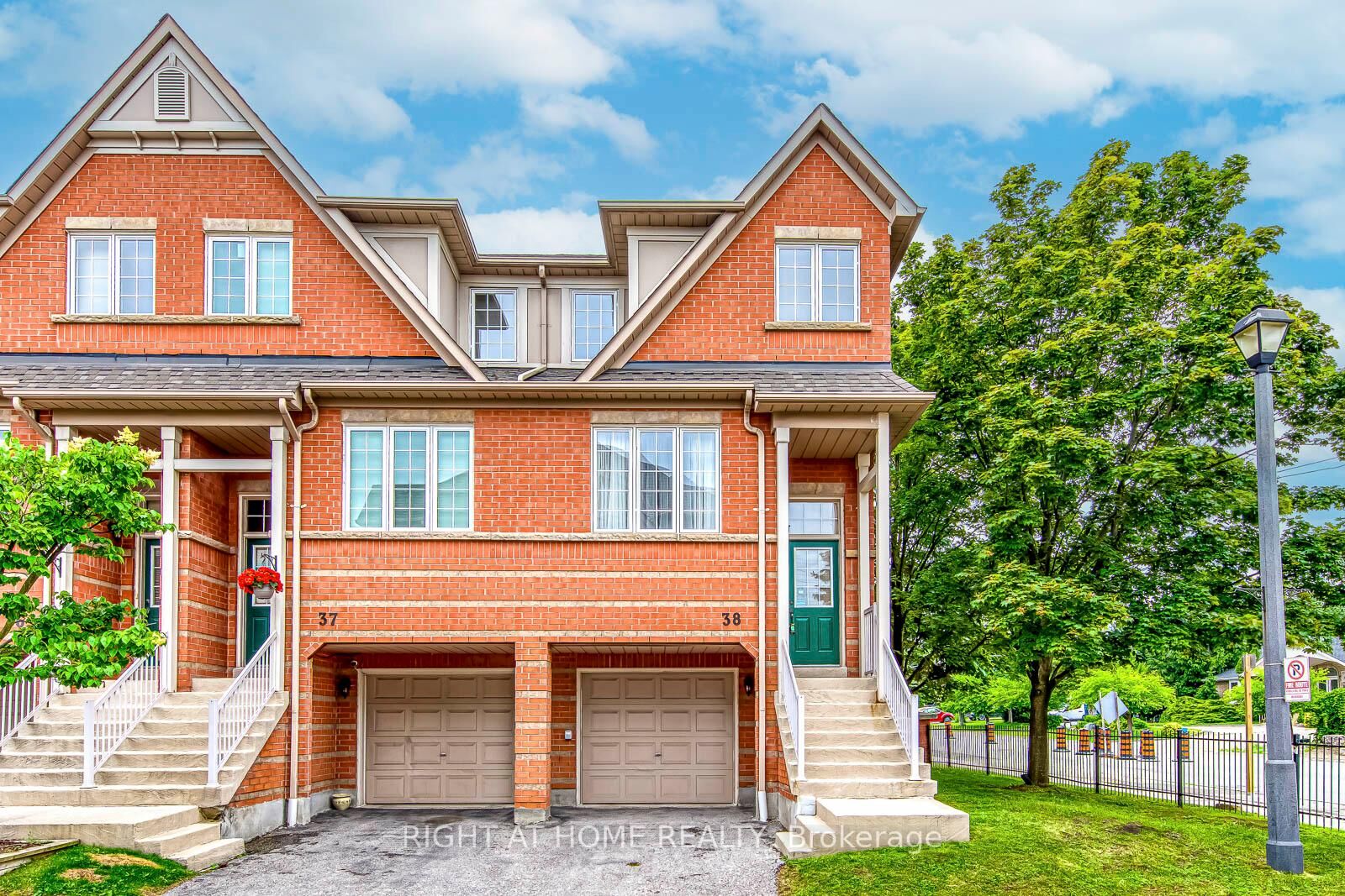 Property Photo:  38 Fairview Road W 38  ON L5B 4J8 