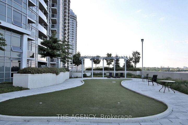 Property Photo: 135 Village Green Square 1015 ON M1S 0G4