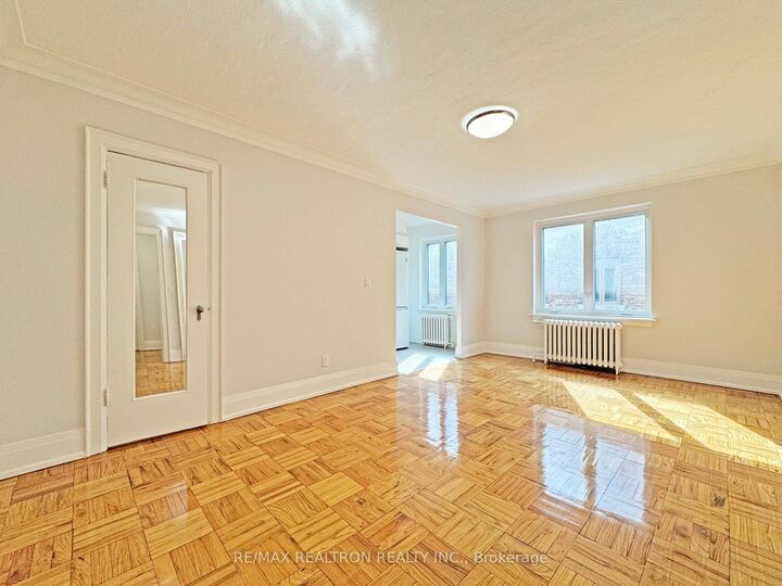 Property Photo:  398 Avenue Road 325  ON M4V 2H4 