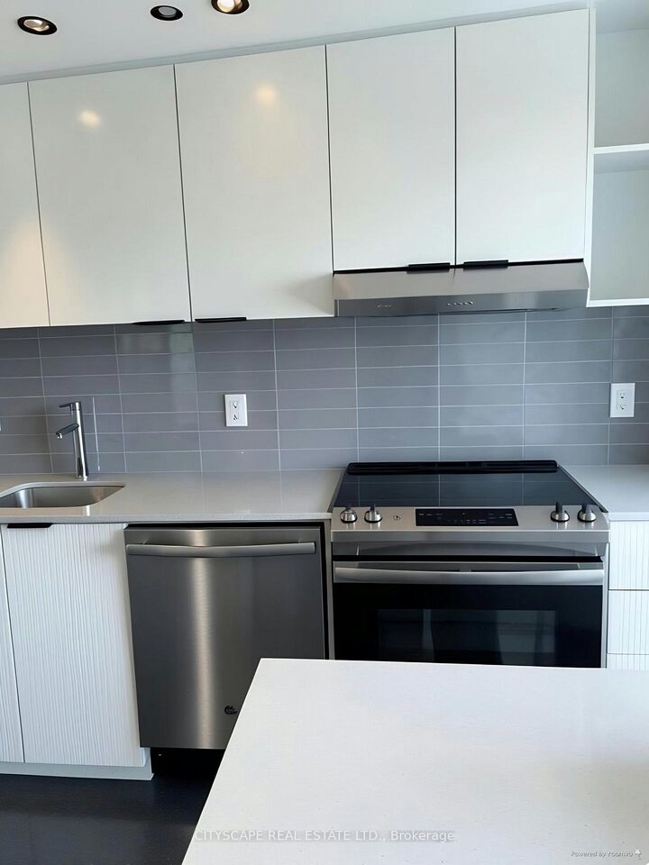 Property Photo:  2520 Eglinton Avenue W 1309  ON L5M 0Y9 