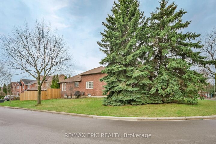 Property Photo: 33 Emmett Place ON L1R 2B4