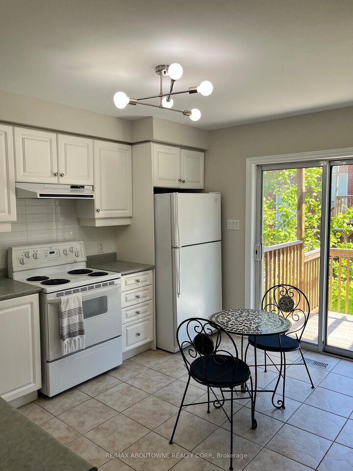 Property Photo:  5031 East Mill Road 40  ON L5V 2M5 