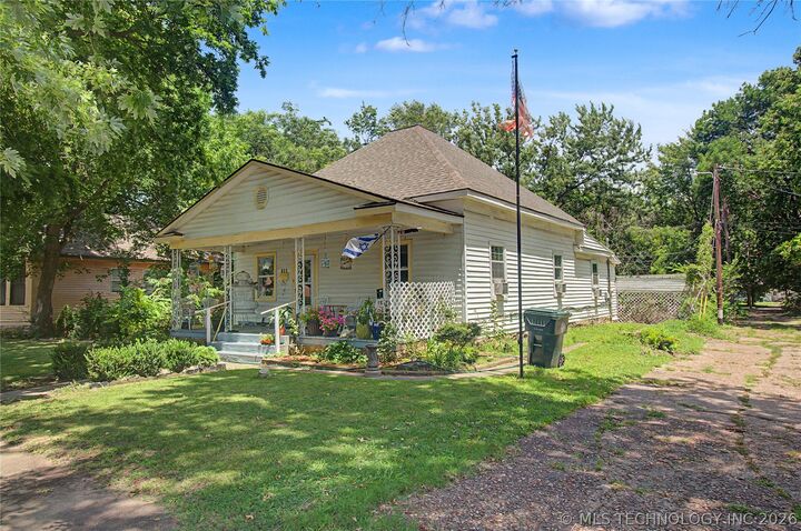 Property Photo:  318 N F St  OK 74403 