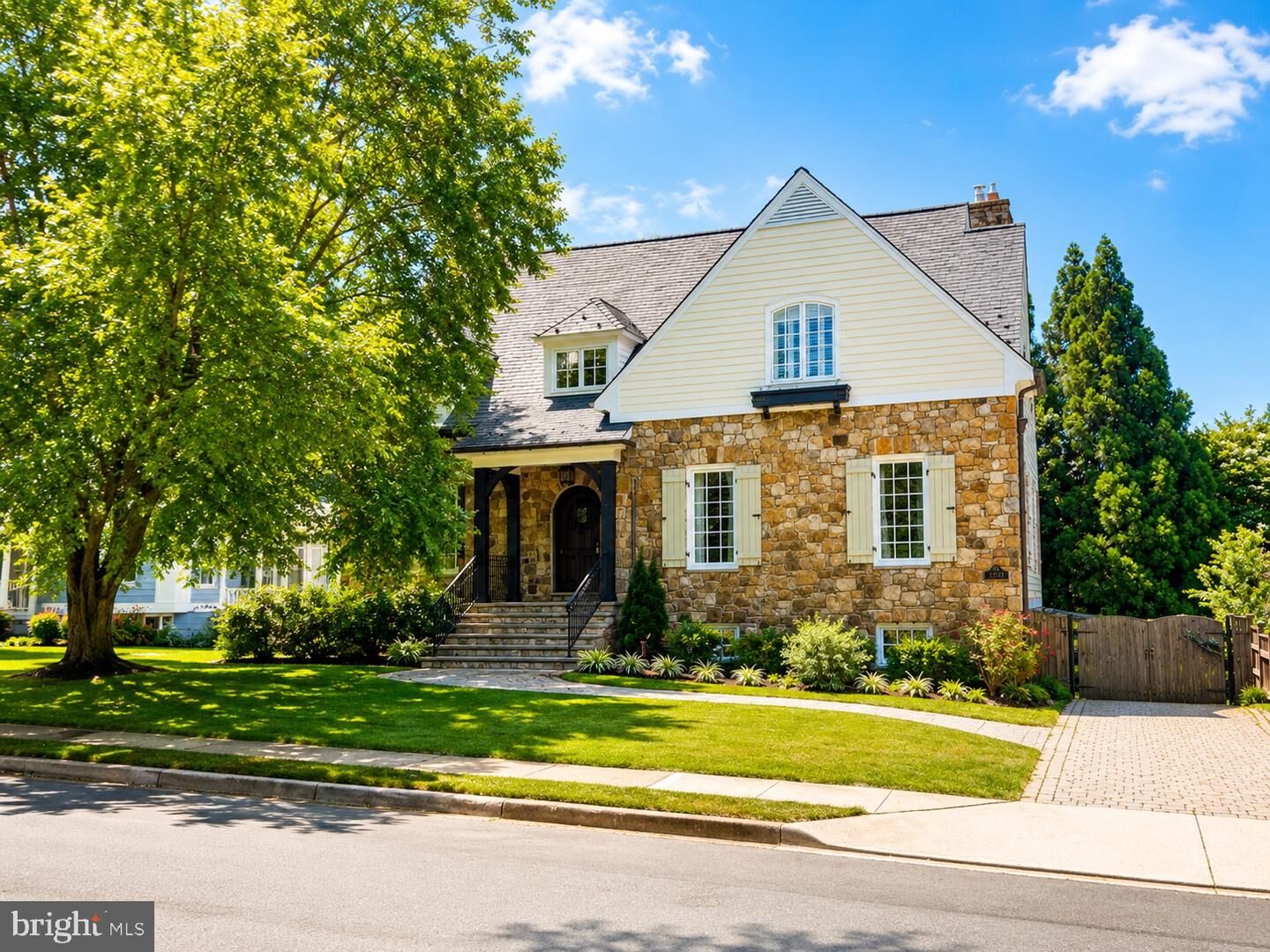 Property Photo:  3212 N Rochester Street  VA 22213 