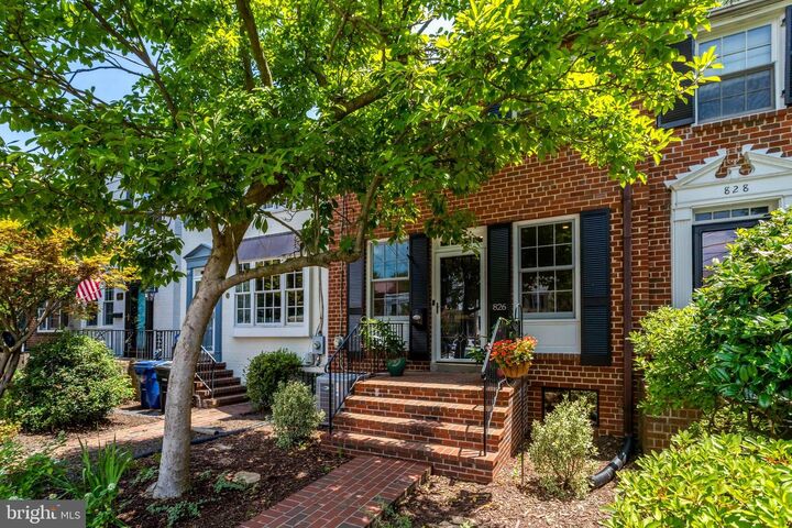 Property Photo:  826 S Royal Street  VA 22314 