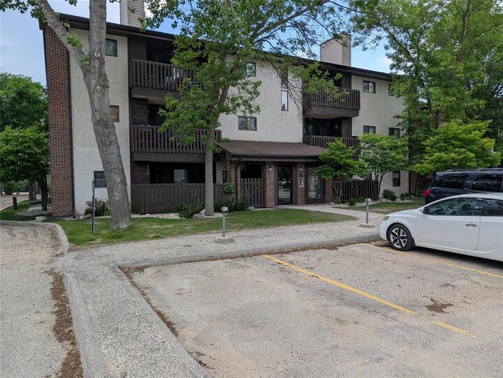 Property Photo:  28 Novavista Drive  MB R2N 1V4 