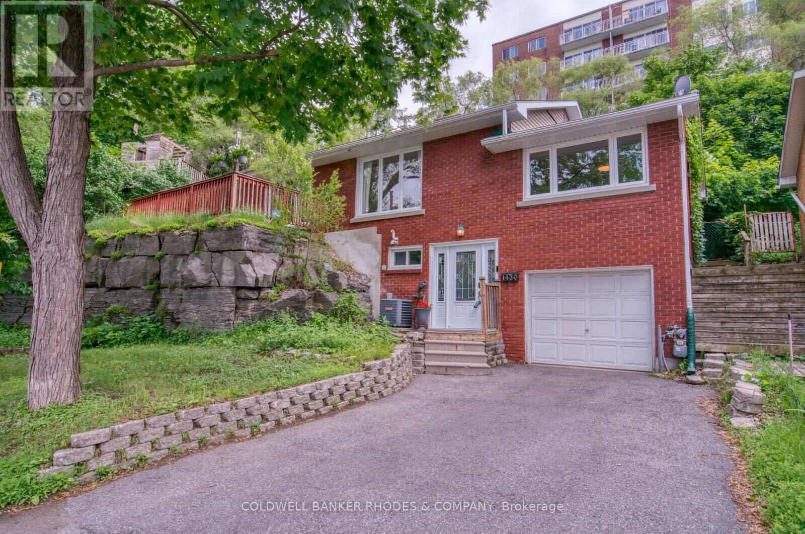 Property Photo: 1430 Edgecliffe Avenue ON K1Z 8G1